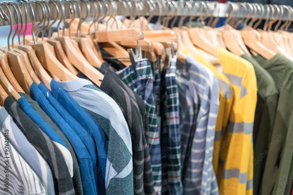 Obraz premium Rail of clothes hanging in clothes shop