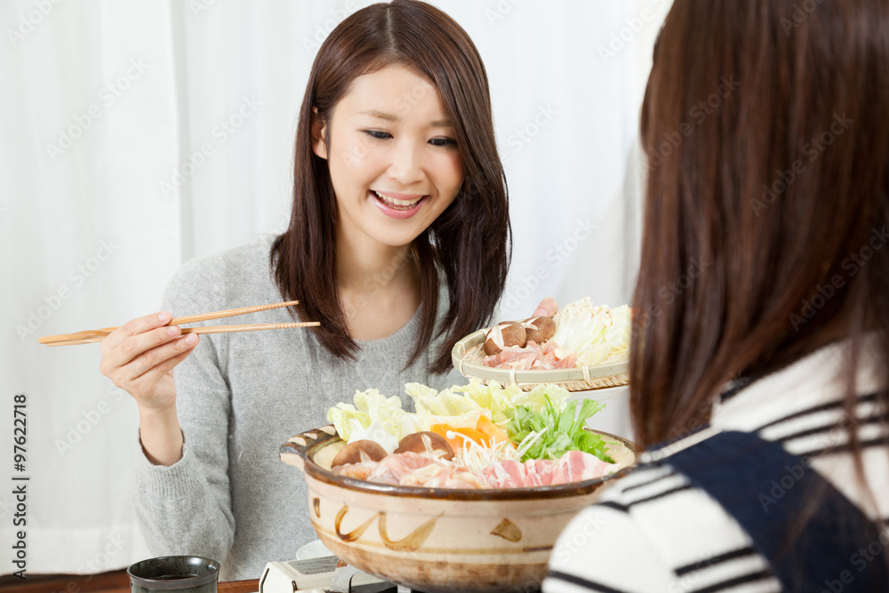 女性 笑顔 食欲 鍋料理 日本料理 鍋パーティ Stock 写真 Adobe Stock