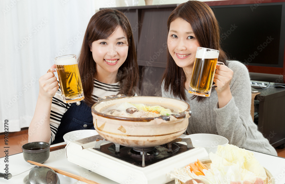 女性 笑顔 食欲 鍋料理 日本料理 鍋パーティ ビール Stock 写真 Adobe Stock