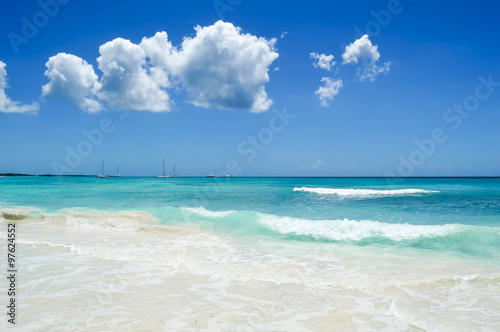 Obraz na płótnie Beautiful White Sand Beach, Caribbean sea, Waves and Blue Sky w salonie