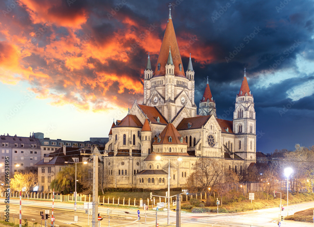 Obraz premium St. Francis of Assisi Church in Vienna, Austria at night