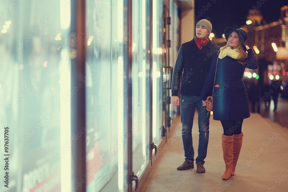 Obraz premium couple winter sale young man and woman