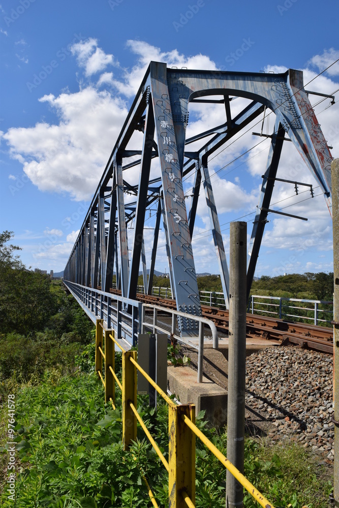 鉄橋（単線）／山形県の庄内地方で、赤川（一級河川）に架かる鉄橋（単線）を撮影した、ローカルイメージの写真です。