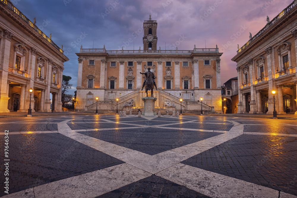 Fototapeta premium Rzym. Obraz Piazza del Campidoglio na szczycie Kapitolu, z fasadą Palazzo Senatorio.