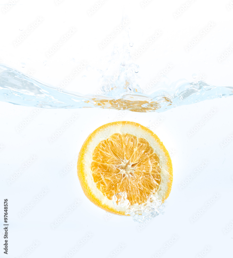 Saftige Orangen Scheibe fällt ins Wasser Saftige Orangen Scheibe fällt ins Wasser
