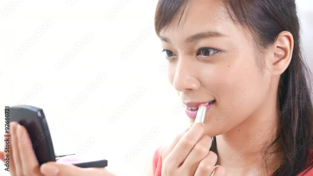口紅を塗る女性 口紅を塗る女性