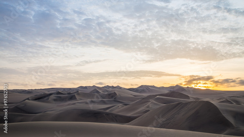 Coucher de soleil ciel color   dans le d  sert de Huacachina P  rou Ica