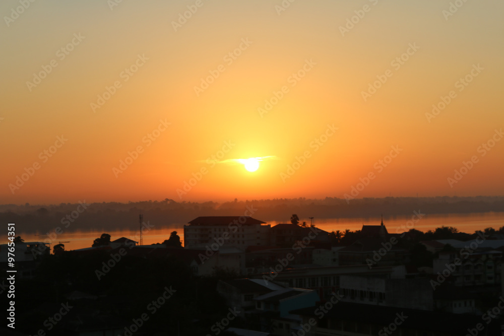 Obraz premium Sunrise over Mekong River in a Mukdahan city skylin