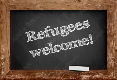 Flüchtlinge willkommen / Hilfe für Flüchtlinge / Kreideschrift auf Tafel