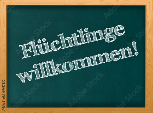Flüchtlinge willkommen / Hilfe für Flüchtlinge / Kreideschrift auf Tafel