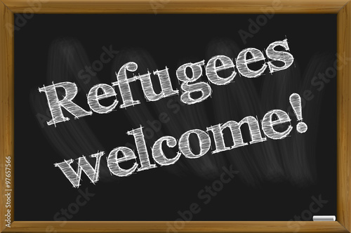 Flüchtlinge willkommen / Hilfe für Flüchtlinge / Kreideschrift auf Tafel