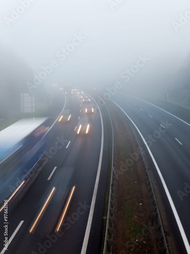 Autobahn/ Verkehr bei Nebel: Unfallgefahr