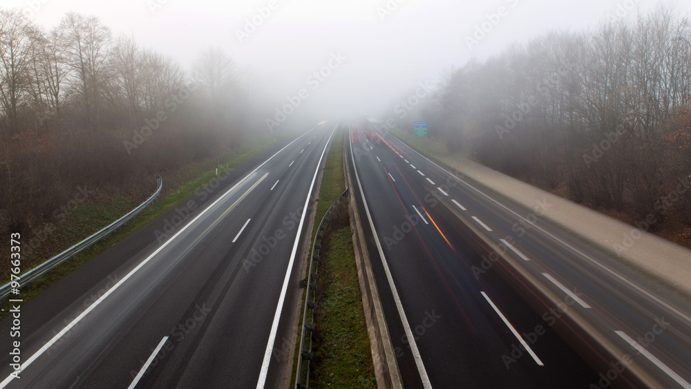 Autobahn/ Verkehr bei Nebel: Unfallgefahr