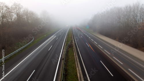 Wallpaper Mural Autobahn/ Verkehr bei Nebel: Unfallgefahr Torontodigital.ca