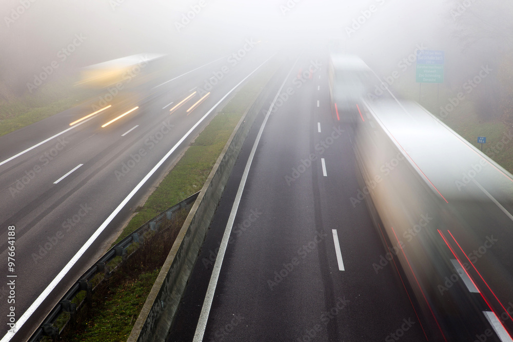 custom made wallpaper toronto digitalAutobahn/ Verkehr bei Nebel: Unfallgefahr