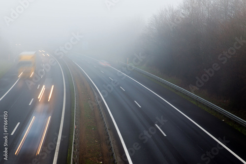 Wallpaper Mural Autobahn/ Verkehr bei Nebel: Unfallgefahr Torontodigital.ca