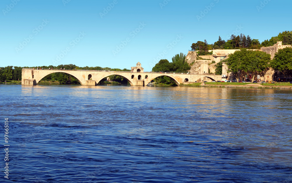 Le Rhône au pont Saint-Bénézet à Avignon