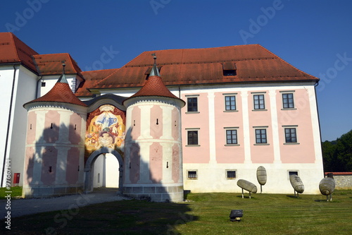 Entrada al museo de arte moderno de Kostanjevica Na Krki . Eslovenia photo