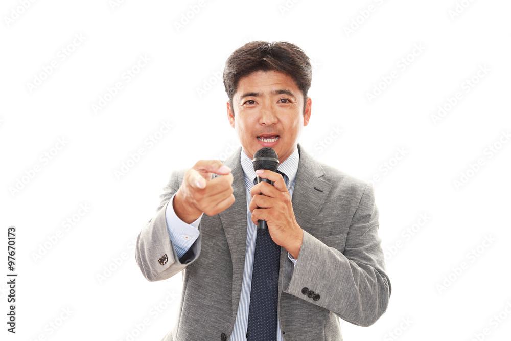 プレゼン中の笑顔のビジネスマン