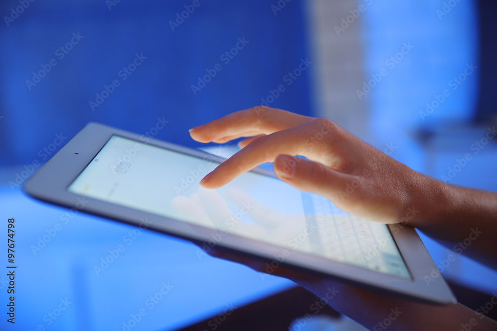 Obraz premium Doctor working with tablet-pc, close up