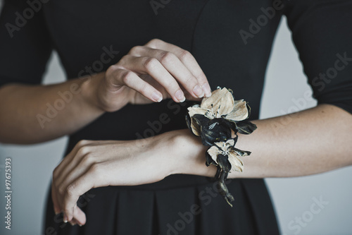 The corsage on the girls hand 4469. Fototapet