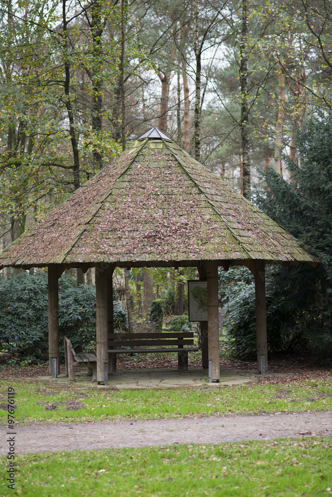 Unterstand, Wetterhütte auf dem Waldfriedhof Unterstand, Wetterhütte auf dem Waldfriedhof