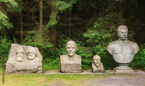 Canvas-taulu The busts of Marx, Engels, Lenin, Stalin . Grutas Park. Lithuania
