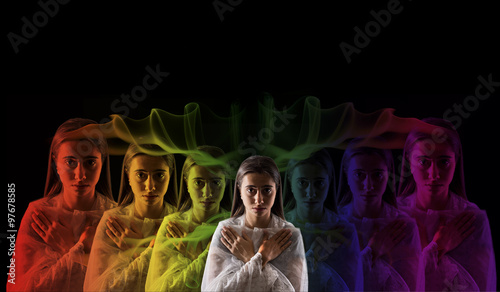 Fotografia young girl meditating with aura colors