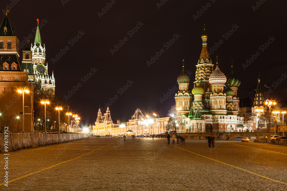 Fototapeta premium Vasilevsky Descent of Red Square w nocy