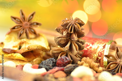 bożonarodzeniowe przyprawy, orzechy i suszone owoce 