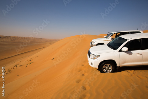 Zwei Geländewagen auf einer Sanddüne