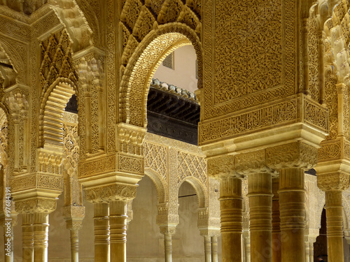 Bögen und Säulen im Löwenhof der Alhambra in Granada