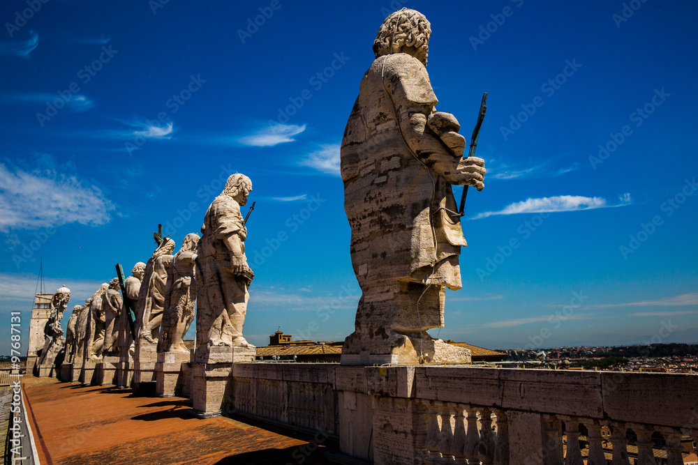 Fototapeta premium Apostel auf dem Dach des Petersdom
