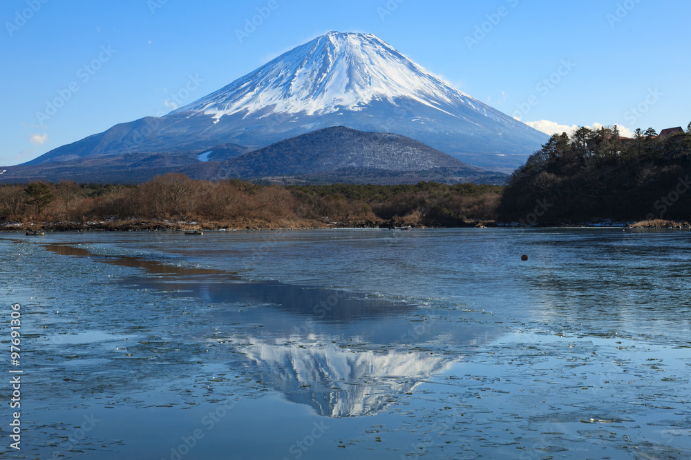 氷の張った精進湖からの富士山

