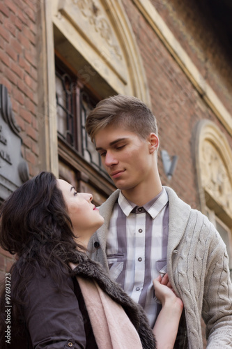 Obraz na płótnie Young couple look at each other w salonie