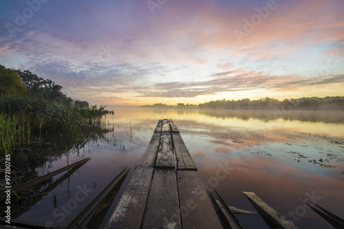 Bajkowy wschód słońca nad rzeką © Mike Mareen