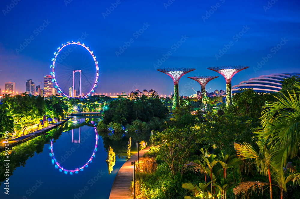 Fototapeta premium Twilight Gardens by the Bay i ulotka Sigapore, punkt orientacyjny Singapuru