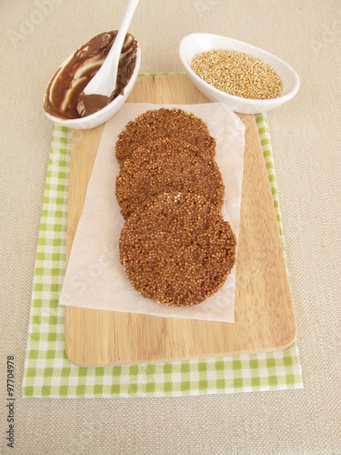 Selbst gemachte Schokoladentaler mit Amaranth