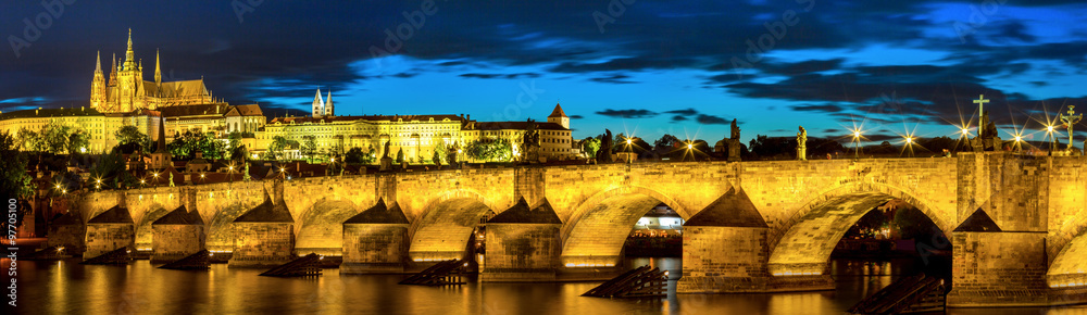 Obraz premium Prague at dusk