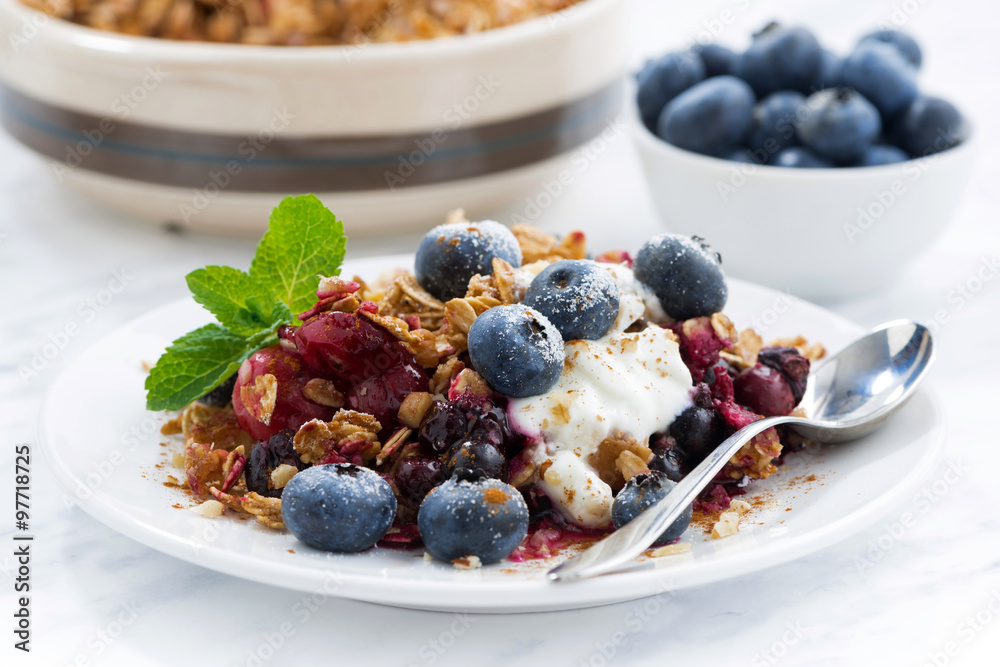 berry crumble with oat flakes and blueberries for breakfast berry crumble with oat flakes and blueberries for breakfast