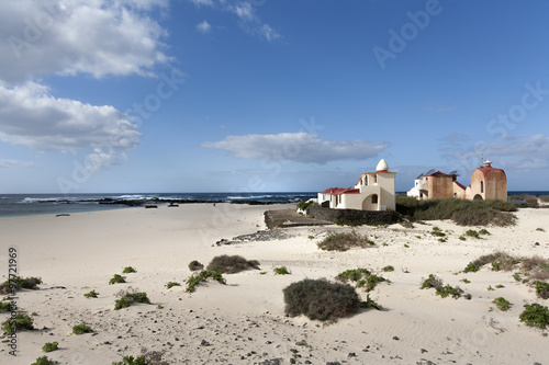 Beach with idyllic houses © Peter de Kievith