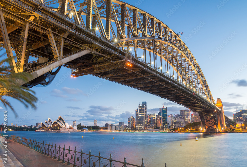 Naklejka premium Sydney w Australii. Niesamowita panorama o zmierzchu