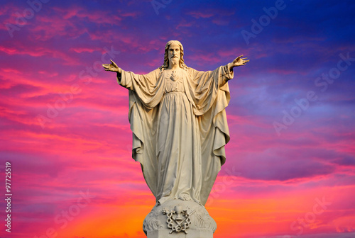 Naklejka na okno łazienkowe Jezus Chrystus - Posąg na pięknym niebie