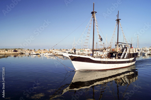 Bateaux dans un port de Djerba en Tunisie photo