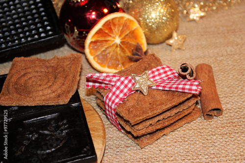 Zimtwaffeleisen mit Zimtwaffeln und weihnachtlicher Dekoration