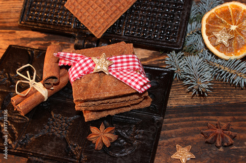Zimtwaffeleisen mit Zimtwaffeln und weihnachtlicher Dekoration
