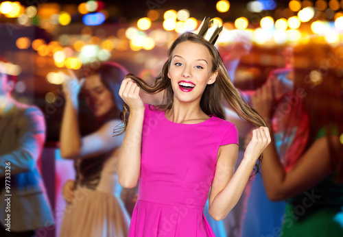 Tableau sur toile happy young woman or teen girl in pink dress