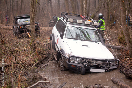 Jeep pulls the car out of the mud