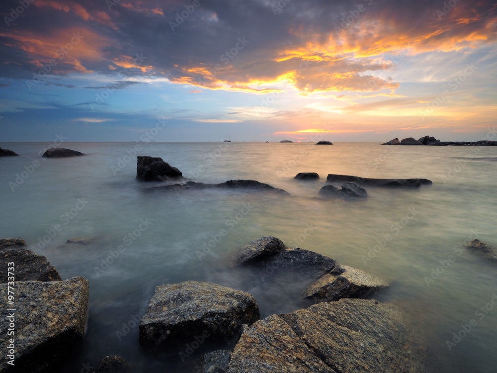 Obraz premium Dramatic sunset sky at seascape of Malacca, Malaysia.