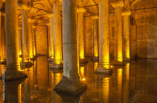Canvas Print Old Roman columns in an ancient cistern